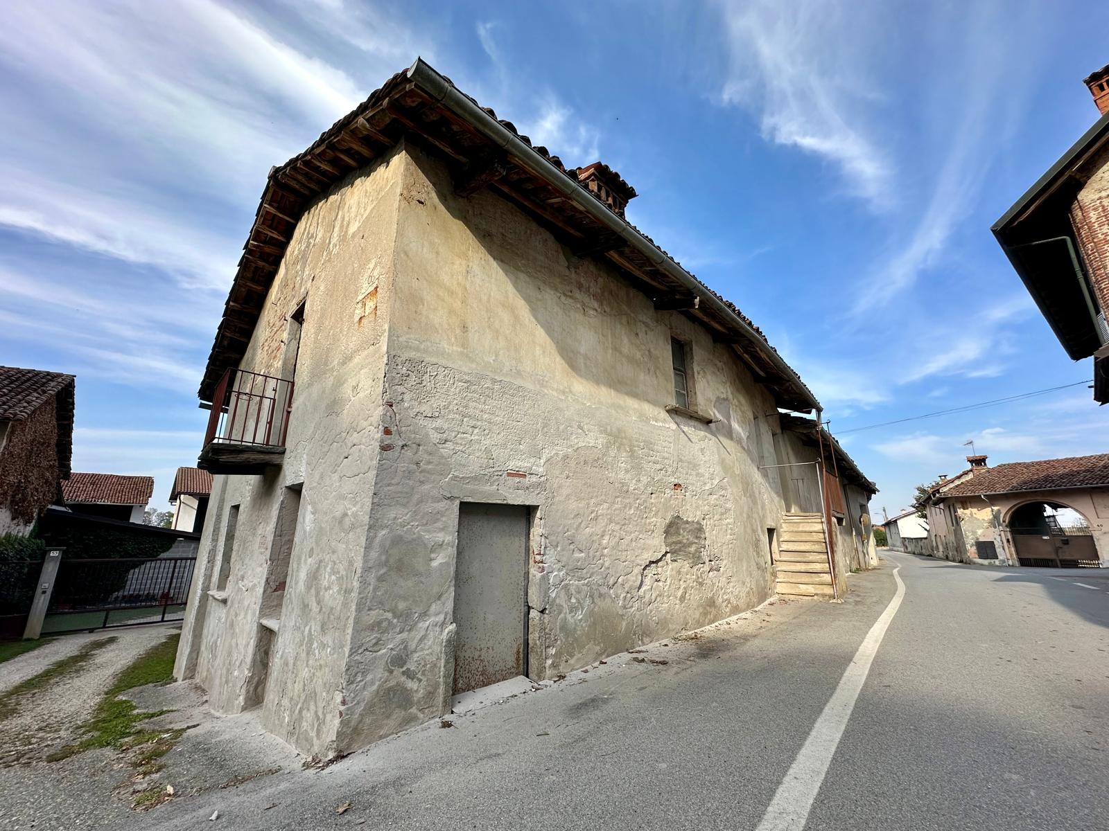 Rustico plurifamiliare con giardino privato